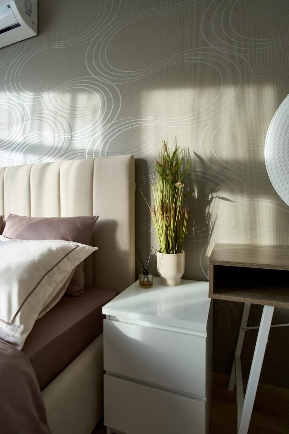 Bed, Living room, Photo of the whole room, Seating area, Bedroom