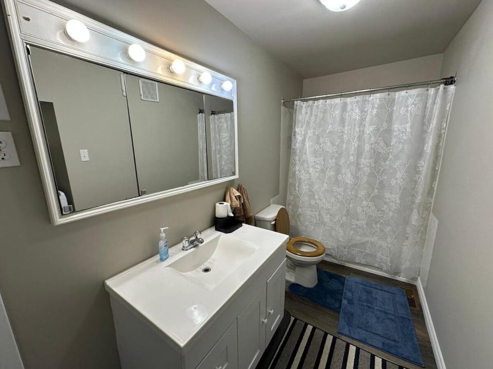 A Quiet and decent 3 bedroom apartment Apartment in Ontario