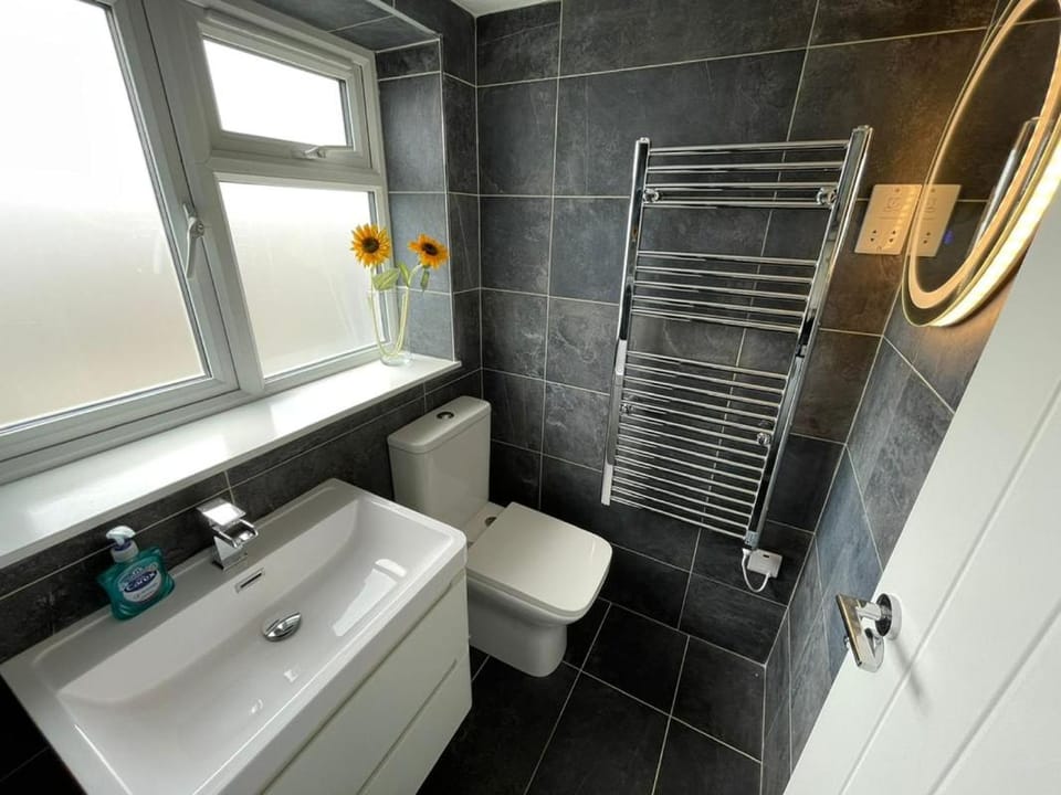 Kingsize Master Bedroom with En-Suite, TV and sea views - Room Only Vacation rental in Saint Ives