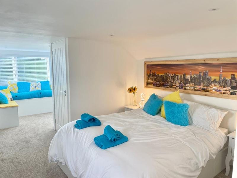 Kingsize Master Bedroom with En-Suite, TV and sea views - Room Only Vacation rental in Saint Ives