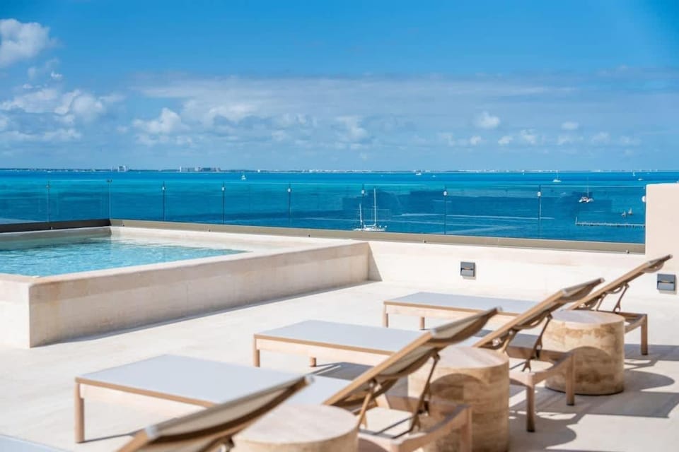 9BR Luxury Beachfront Penthouse w/ Private Pool Apartment in Isla Mujeres