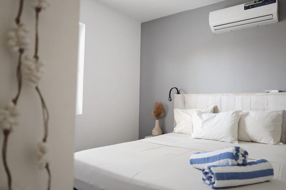 Bed, Photo of the whole room, Bedroom, towels, air conditioner
