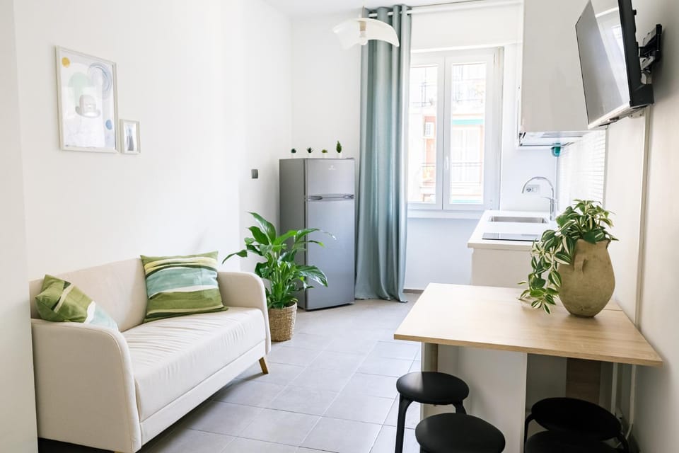 TV and multimedia, Kitchen or kitchenette, Living room, Seating area, Dining area, air conditioner