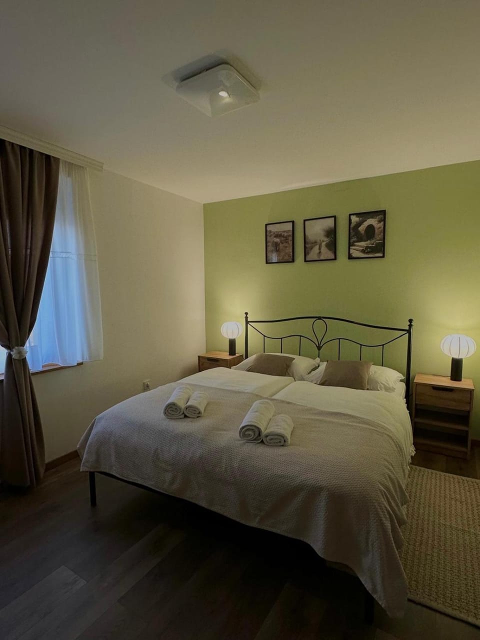 Bed, Bedroom, towels