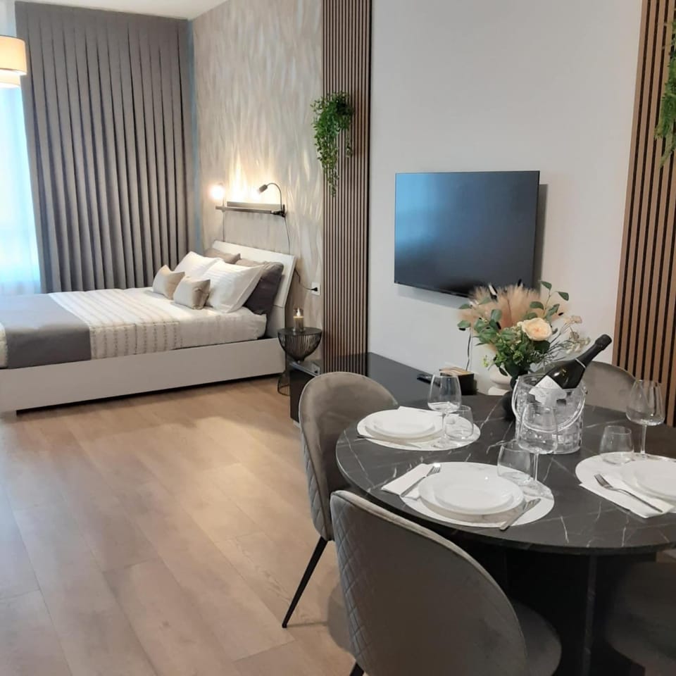 Bed, TV and multimedia, Living room, Photo of the whole room