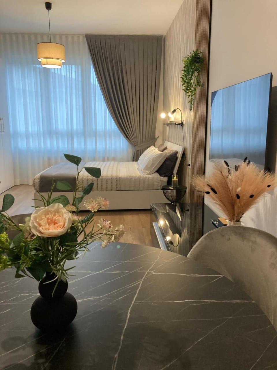 Bed, TV and multimedia, Living room, Photo of the whole room