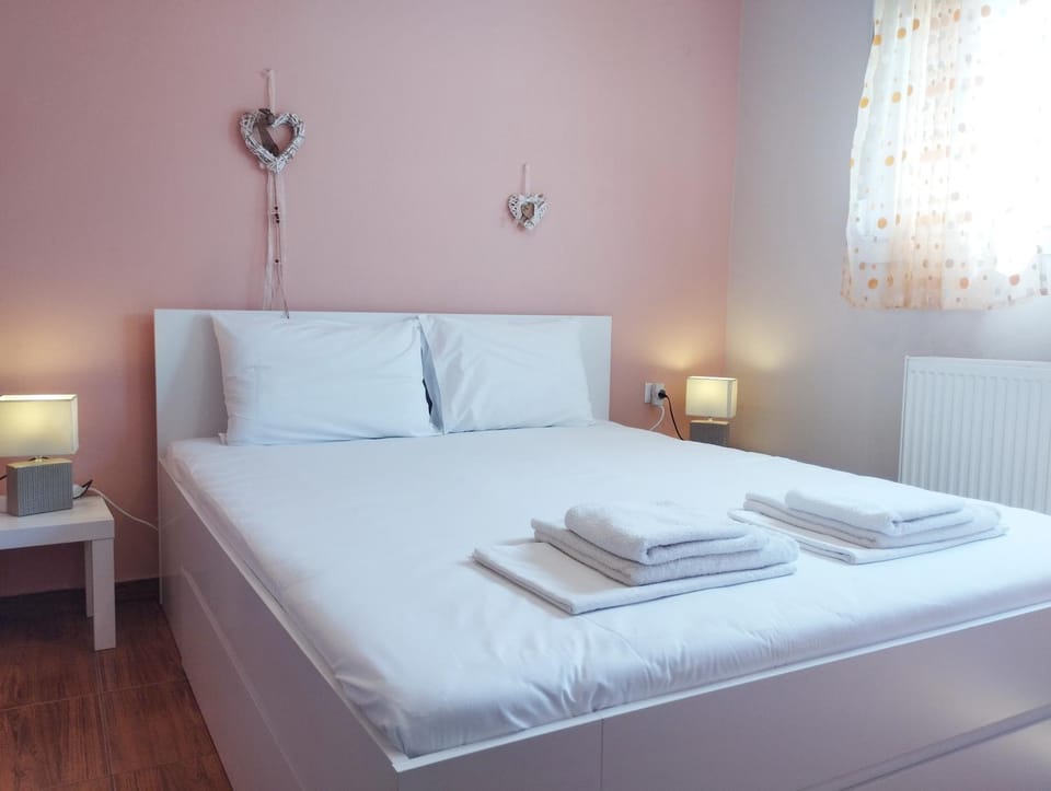 Bed, Photo of the whole room, Bedroom, towels