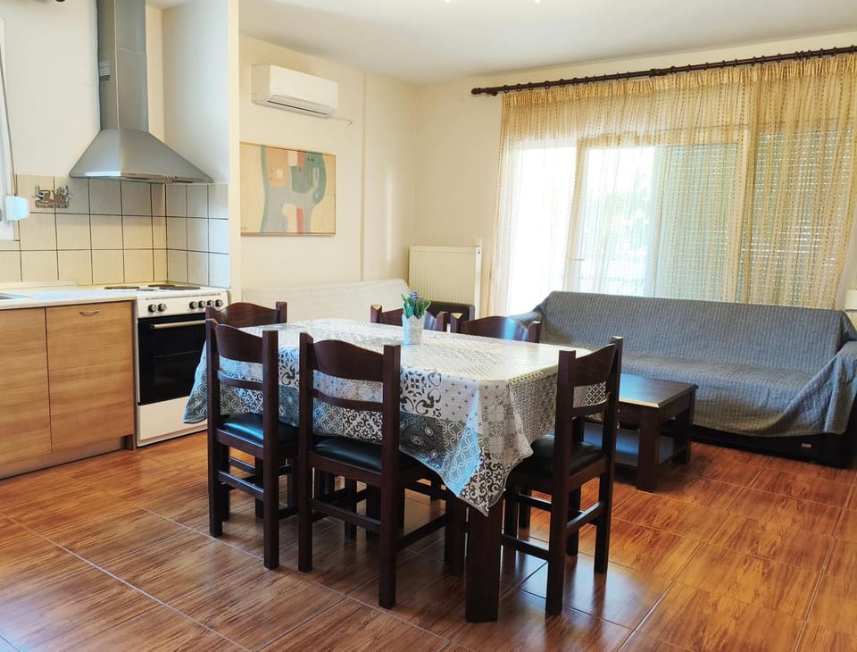 Kitchen or kitchenette, Living room, Seating area, Dining area, stove
