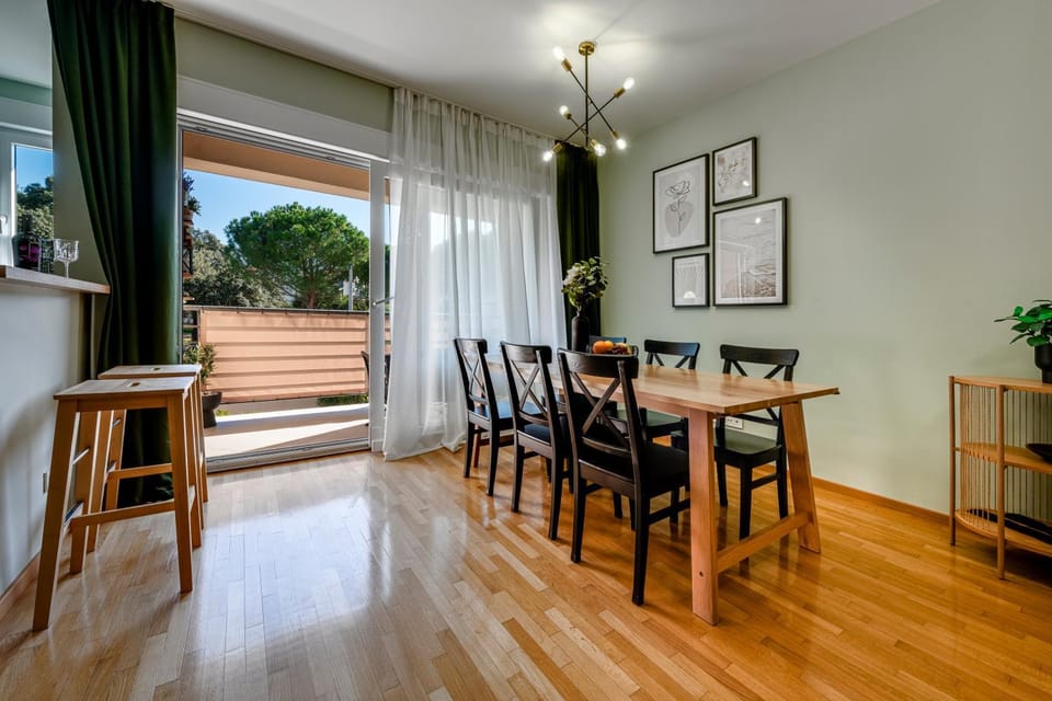 Seating area, Dining area