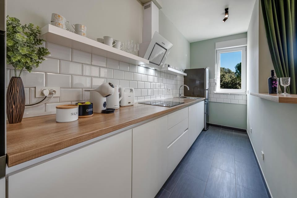 Coffee/tea facilities, Kitchen or kitchenette, dishwasher, oven, stove, toaster