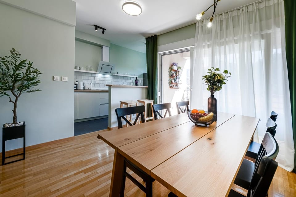 Kitchen or kitchenette, Dining area, stove