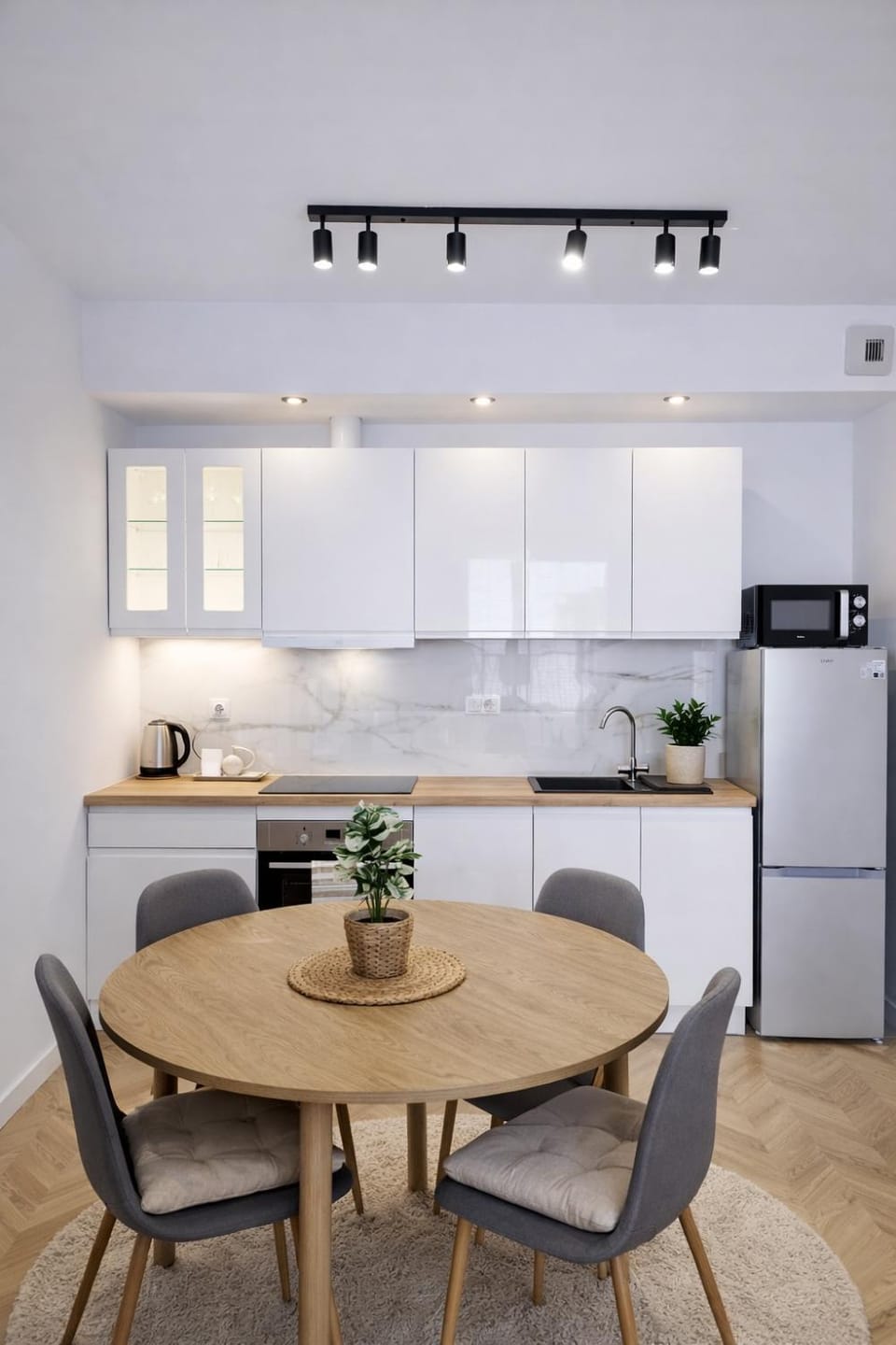 Kitchen or kitchenette, Dining area, oven, pet friendly, stove