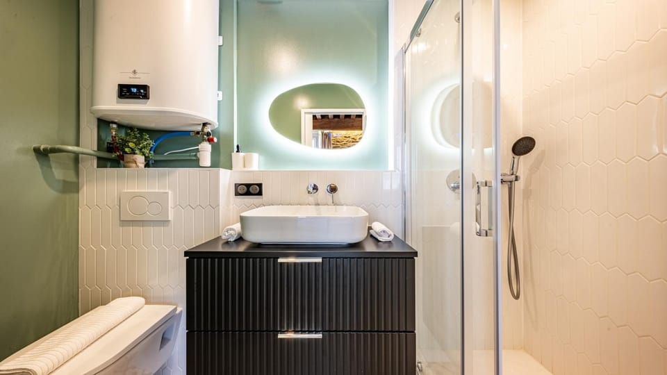 Shower, Toilet, Bathroom, towels