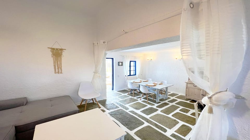Bed, Living room, Seating area, Dining area, Bedroom