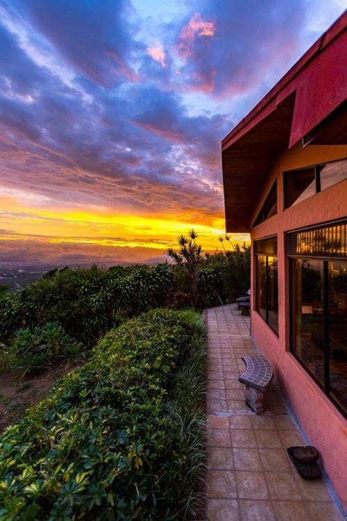Stunning Views from Coffee Country Villa - 25 min to SJO House in San José Province