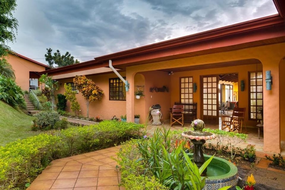 Stunning Views from Coffee Country Villa - 25 min to SJO House in San José Province