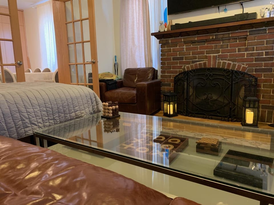 TV and multimedia, Living room, Seating area, Bedroom