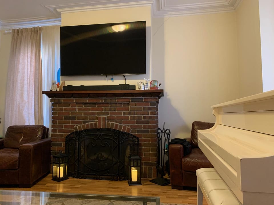 TV and multimedia, Living room, Seating area, Evening entertainment, Bedroom