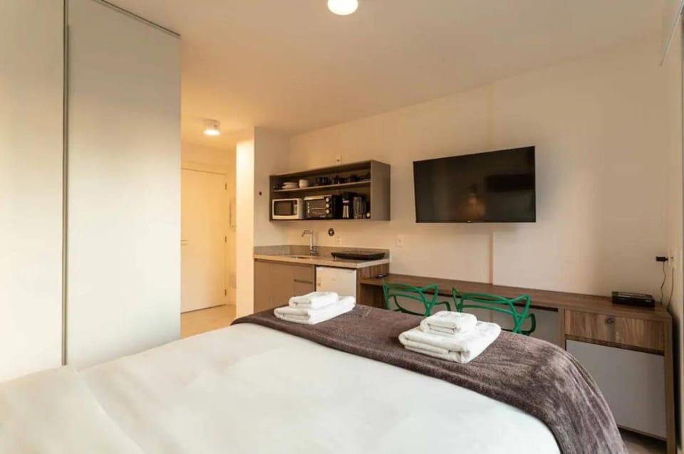 PI0514 I Studio em Pinheiros prox a Faria Lima com cama Queen Apartment in Sao Paulo City