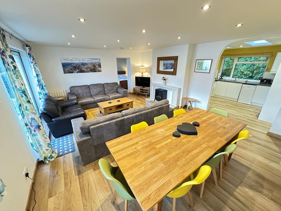 TV and multimedia, Kitchen or kitchenette, Living room, Seating area, Dining area