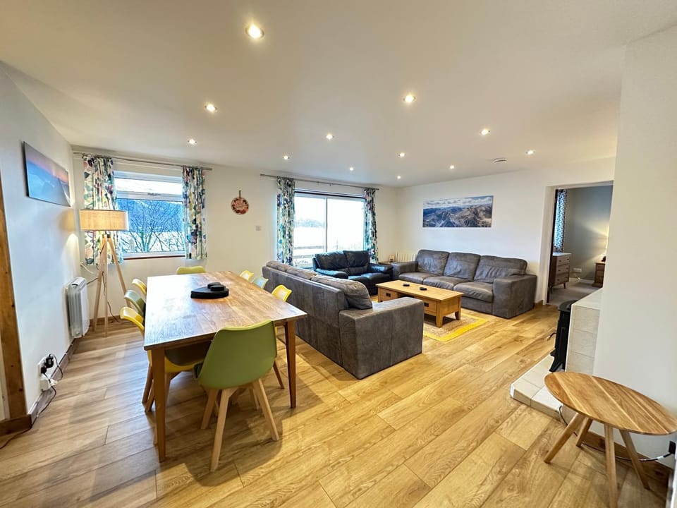 TV and multimedia, Living room, Seating area, Dining area