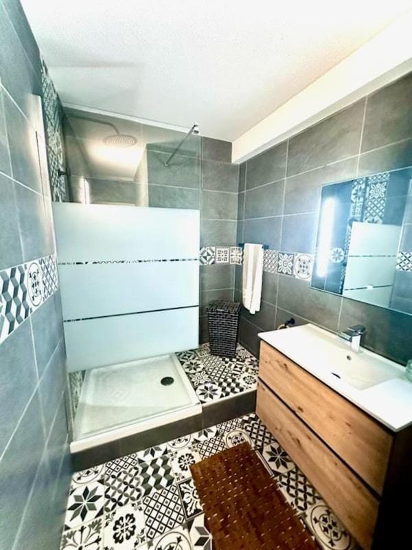 Shower, towels
