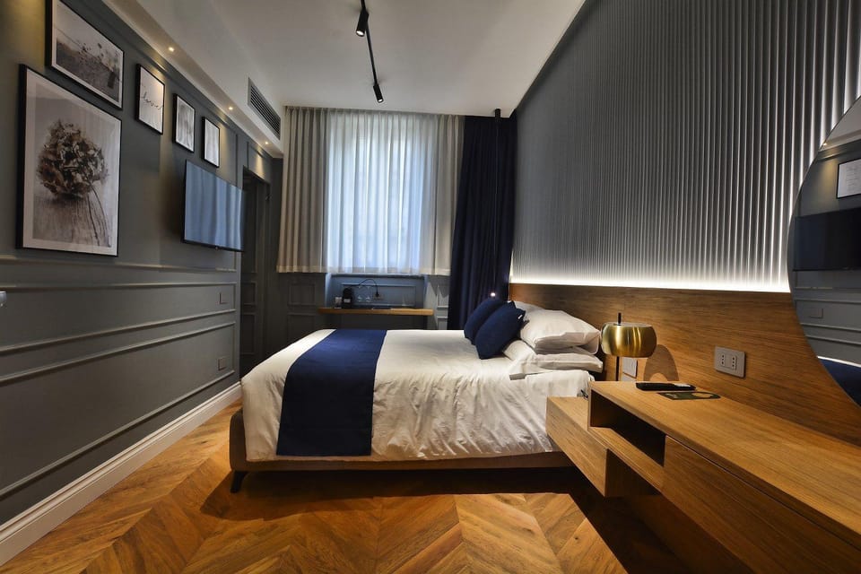Bed, TV and multimedia, Photo of the whole room, Bedroom