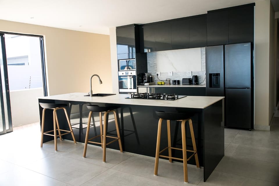 Kitchen or kitchenette, Seating area, microwave, stove