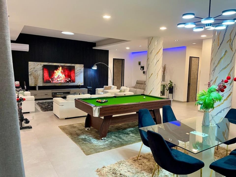 TV and multimedia, Living room, Seating area, Dining area