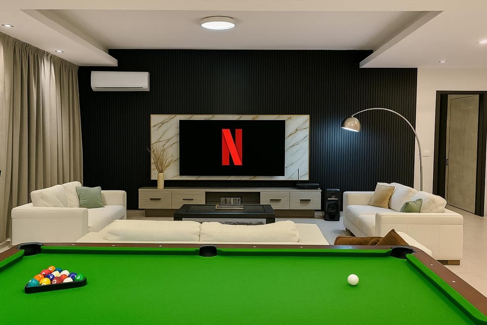 Communal lounge/ TV room, Billiard, Game Room, TV and multimedia, Living room, Seating area, Evening entertainment