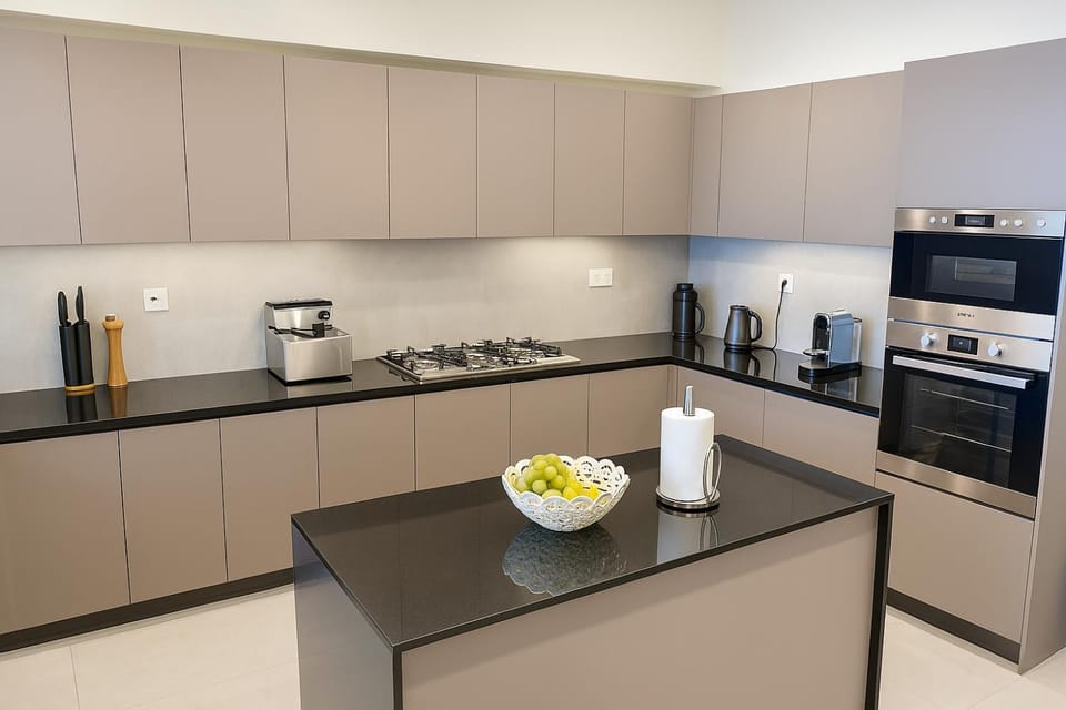 Coffee/tea facilities, Kitchen or kitchenette, oven, pet friendly, stove