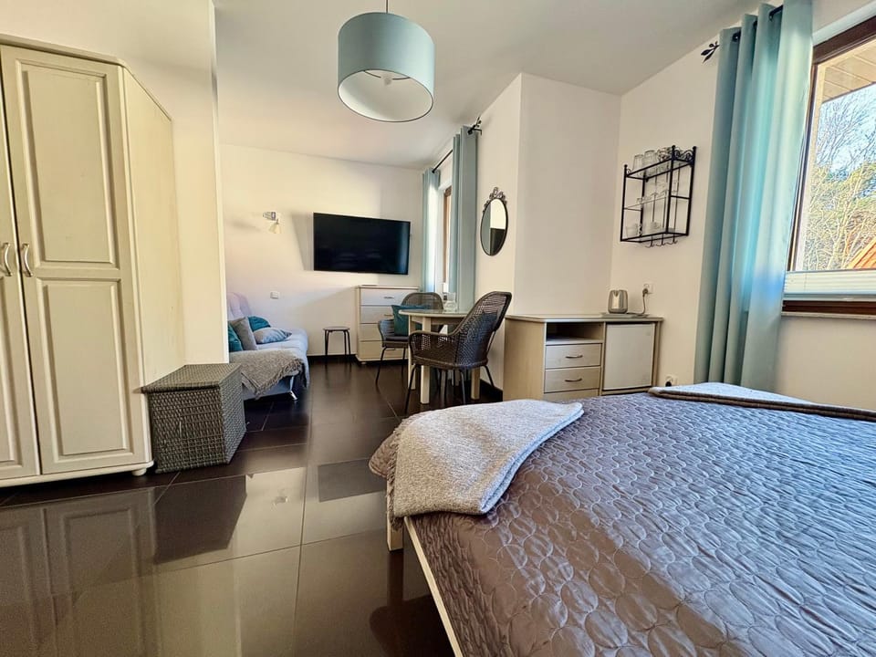 Bed, TV and multimedia, Photo of the whole room, Seating area, Bedroom, wardrobe