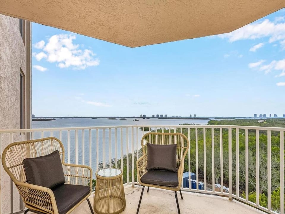 Perfect Island Escape - Beach, Pool, Restaurant & More! -FMB-Condo Island Oasis - Roelens House in Bonita Springs