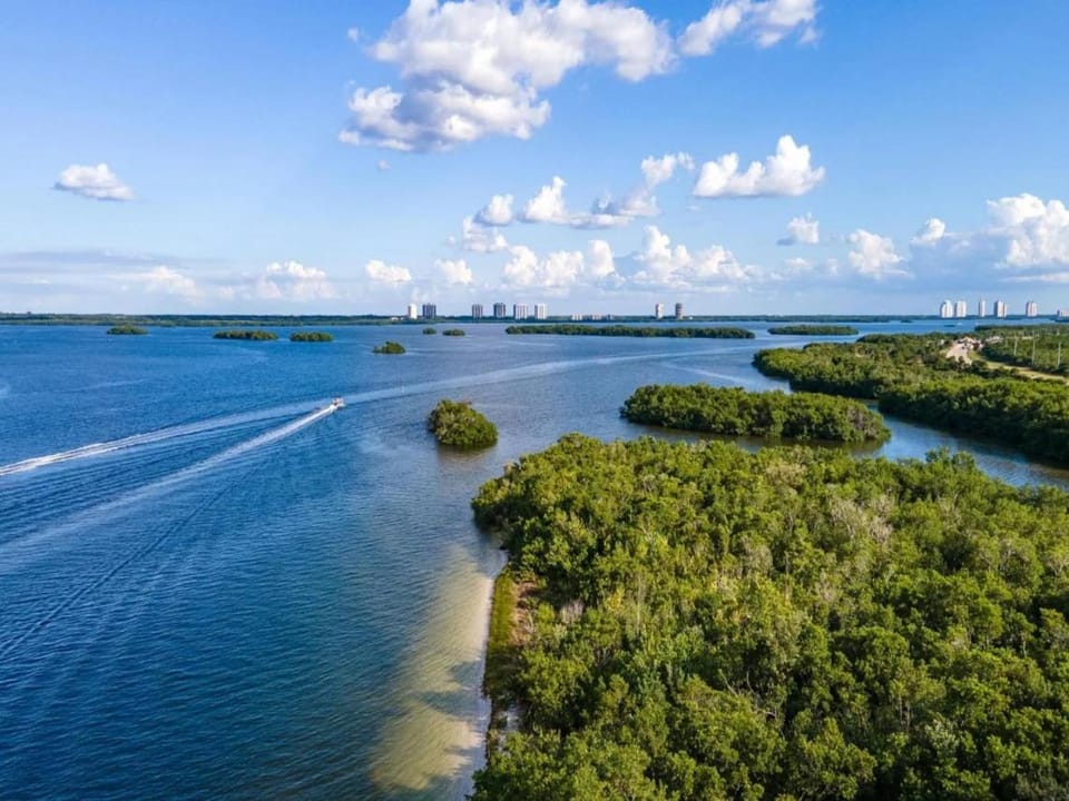 Perfect Island Escape - Beach, Pool, Restaurant & More! -FMB-Condo Island Oasis - Roelens House in Bonita Springs