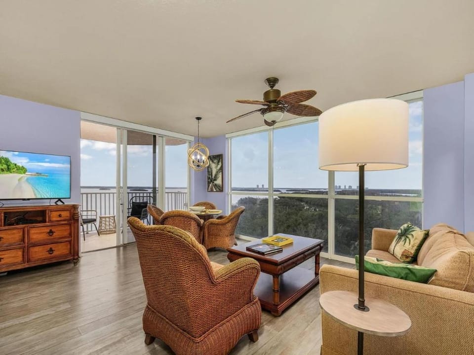 Perfect Island Escape - Beach, Pool, Restaurant & More! -FMB-Condo Island Oasis - Roelens House in Bonita Springs