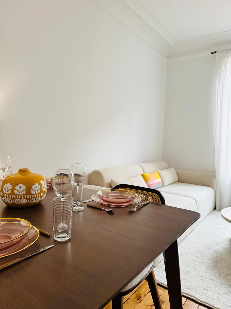 Living room, Food and drinks, Seating area, Dining area