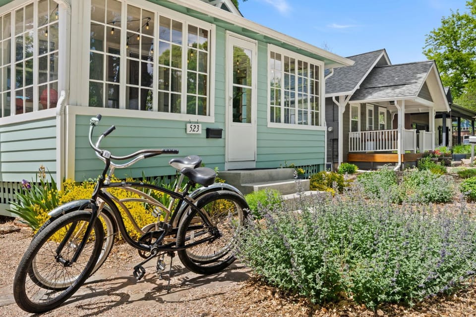 Peterson Retreat - Hot Tub, Bikes, Old Town House in Fort Collins