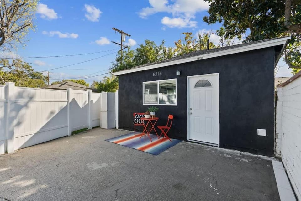 Charming Valley Village Studio Retreat House in Valley Village