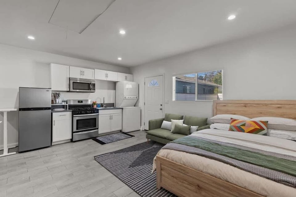 Charming Valley Village Studio Retreat House in Valley Village