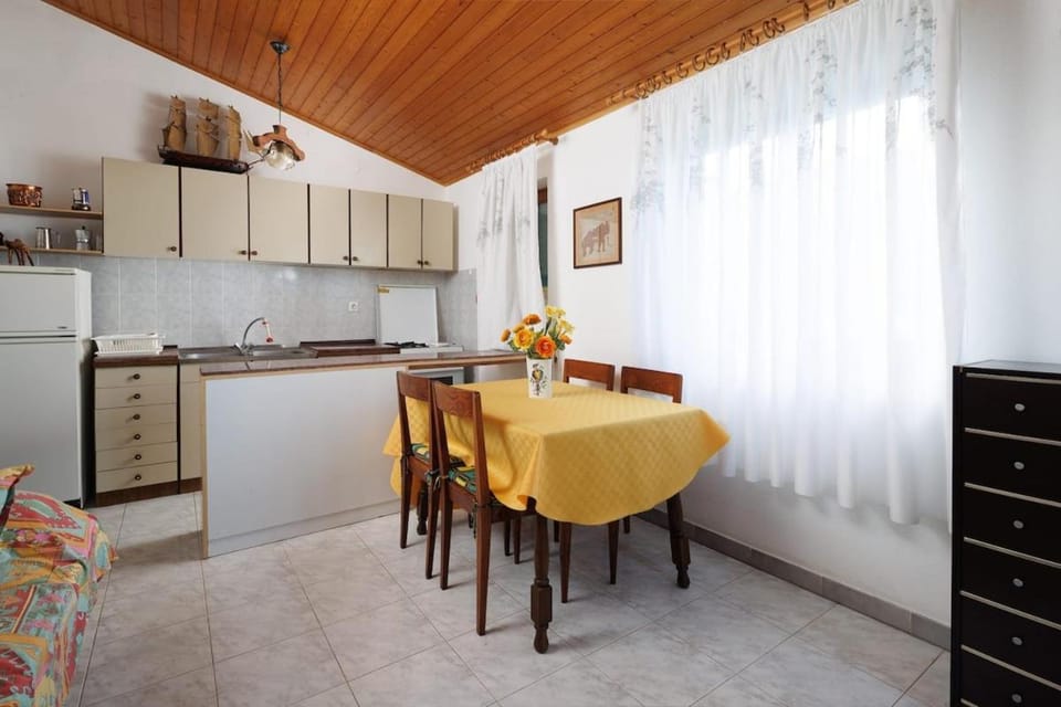Kitchen or kitchenette, Living room, Seating area, Dining area, stove