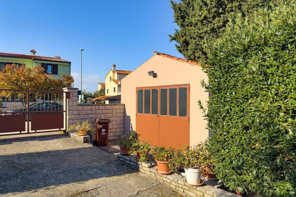 Property building, Spring, Day, Garden, Garden view