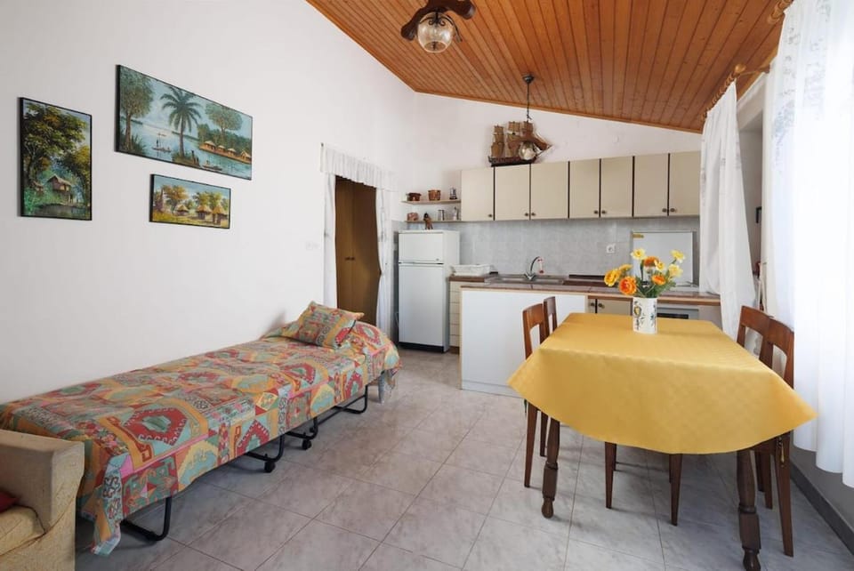 Kitchen or kitchenette, Living room, Seating area, Dining area, oven, stove