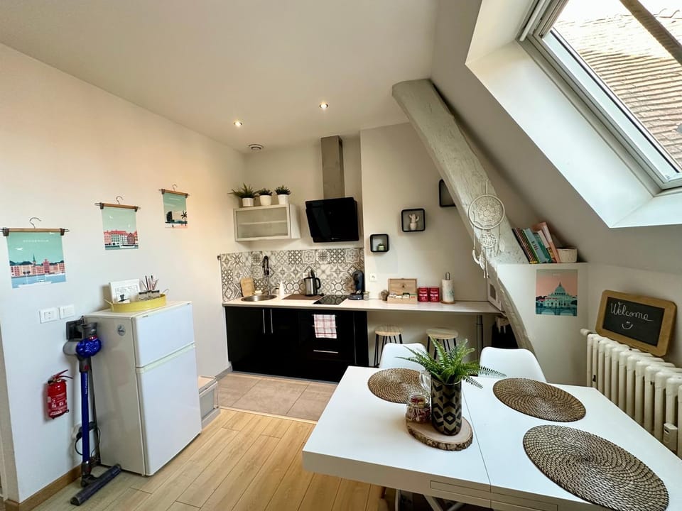 Kitchen or kitchenette, Dining area, stove
