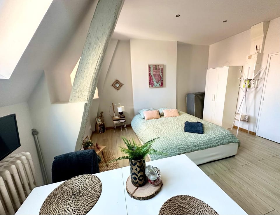 Bed, Photo of the whole room, Seating area