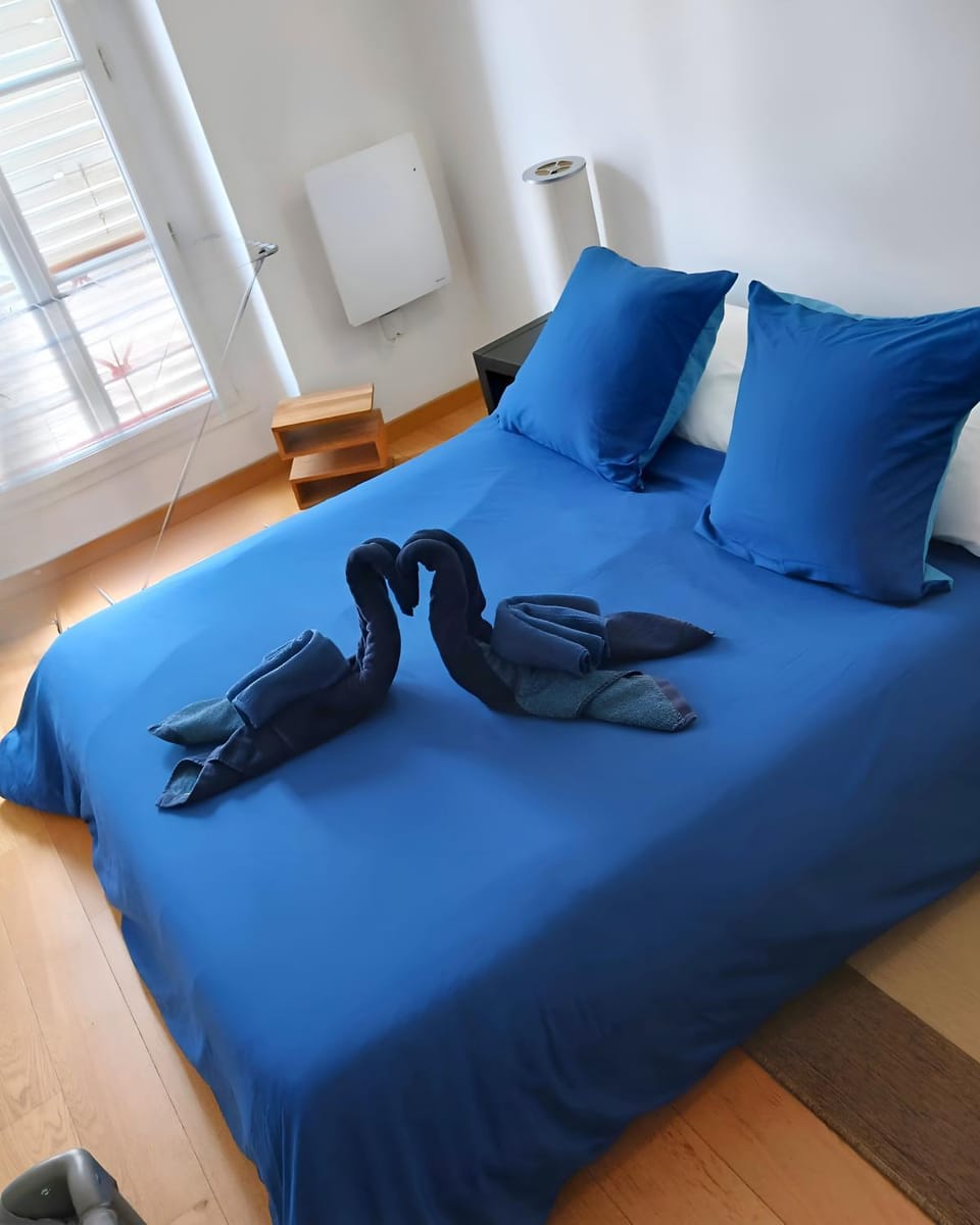 Bed, Photo of the whole room, Bedroom