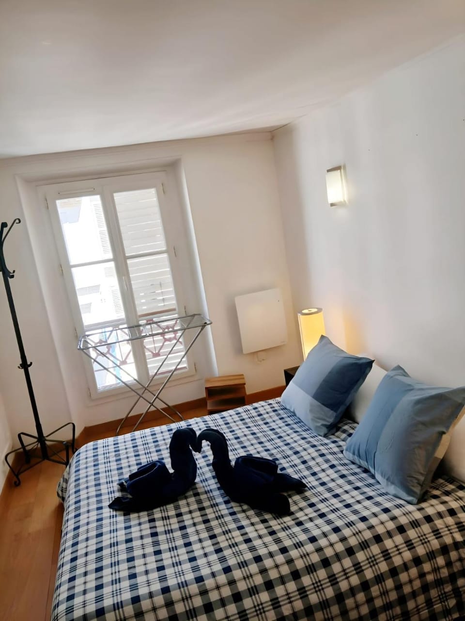 Photo of the whole room, Bedroom, towels