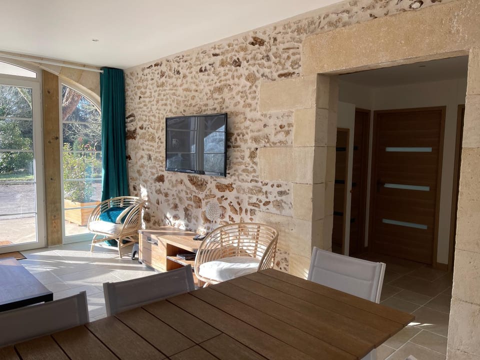 Communal lounge/ TV room, TV and multimedia, Living room, Dining area