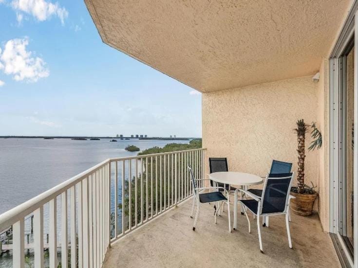 Perfect Island Escape - Beach, Pool, Restaurant & More! -FMB Condo Island Paradise - Roelens House in Bonita Springs