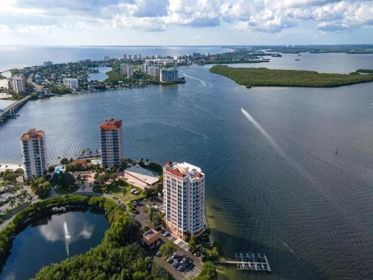 Perfect Island Escape - Beach, Pool, Restaurant & More! -FMB Condo Island Paradise - Roelens House in Bonita Springs