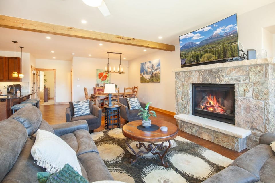 Private Neighborhood Lake, Upscale Quality, 2 Living Rooms, Close to Raven Golf Club House in Silverthorne